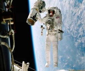 Puzle Astronauta durante uma missão espacial usando uma mochila propulsora