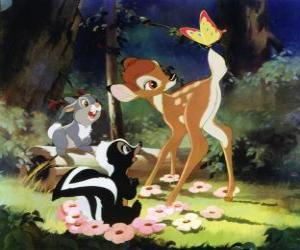 Puzle Bambi e seus amigos Flor e Tambor no bosque brincando com uma borboleta