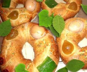 Puzle bolo tradicional da Páscoa, é um alimento típico de algumas regiões espanholas. Tradicionalmente, o melhor homem que dá o macaco para seu afilhado no Domingo de Páscoa.