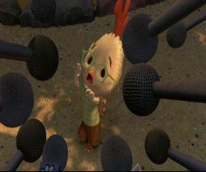 Puzle Chicken Little é entrevistado por vários jornalistas