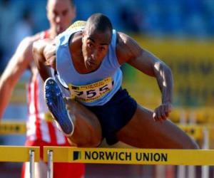 Puzle Corrida com barreira, atleta no salto de um obstáculo