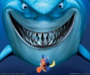 Puzle Dory e Marlin, o pai de Nemo, na frente de um tubarão