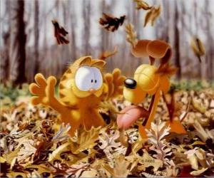 Puzle Garfield e Odie brincando com as folhas caídas no outono