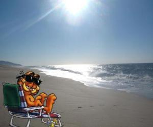 Puzle Garfield na praia sentado em uma espreguiçadeira