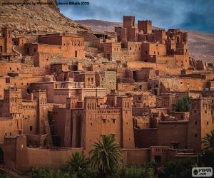 Puzle Ksar de Ait Ben Hadu, grupo de edifícios cercados por paredes de barro alto, Ouarzazate, Marrocos.