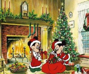 Puzle Mickey e Minnie Mouse vestido de Papai Noel com um saco cheio de presentes ao lado da árvore de Natal