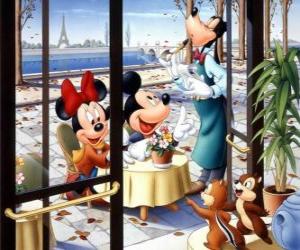Puzle Mickey e Minnie numa esplanada em Paris, onde o garçom é Goofy