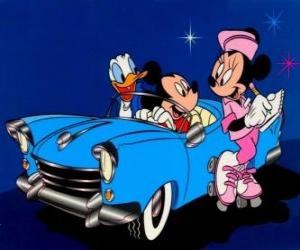 Puzle Mickey Mouse e Donald em um carro enquanto ele toma nota Minnie