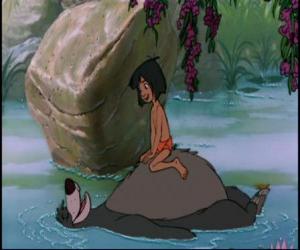 Puzle Mowgli acima da barriga de seu amigo no rio Balu