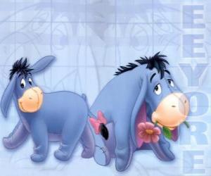 Puzle O burro Bisonho em duas imagens com uma fita na cauda e outro com uma flor na boca dela