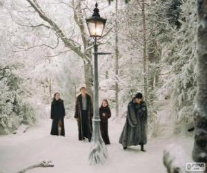Puzle Os irmãos Pevensie, Peter, Susan e Lucy, na floresta mágica de Narnia