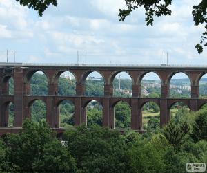 Puzle Ponte Göltzschtal ou Göltzschtalbrücke é a maior ponte de  tijolo do mundo. Ponte ferroviária entre a Saxónia ea Baviera, Alemanha