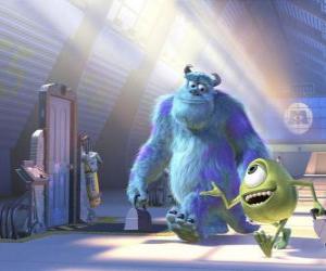 Puzle Sulley e seu amigo Mike, em um dos portões de Monstrópolis para o mundo humano