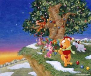 Puzle Winnie The Pooh e amigos enfeitam a árvore de Natal