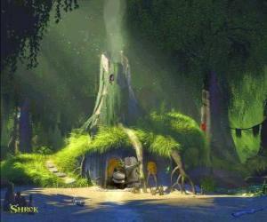 Puzle A casa do Shrek no pântano cercado por vegetação