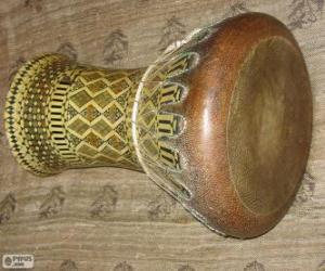 Puzle A darbuka, doumbek ou derbak é um membranofone tradicional na música árabe
