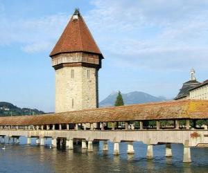 Puzle A ponte de madeira e coberto Kapellbrücke (a Ponte da Capela) e da Wasserturm torre, em Lucerna, Suíça