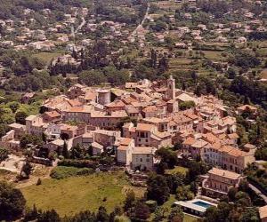 Puzle Aldeia ou povoado na paisagem, com a torre do campanário da igreja