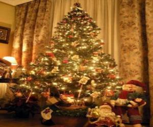 Puzle Árvore de Natal decorada com estrelas, bolas coloridas e doces palitos