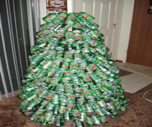 Puzle Árvore de Natal feita de latas de refrigerante