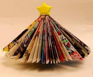 Puzle Árvore de Natal feitas de folhas de revistas e uma estrela amarela na ponta