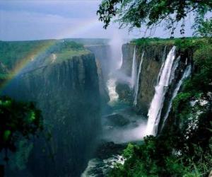 Puzle As Cataratas Vitória ou Quedas Vitória, no rio Zambezi, na fronteira da Zâmbia e Zimbábue