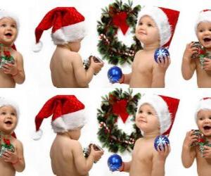 Puzle As crianças com chapéus de Papai Noel e brincar com as decorações de Natal