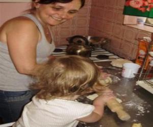 Puzle Avó ensinando neta a cozinhar