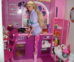 Puzle Barbie na cozinha