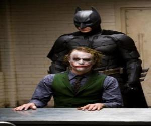 Puzle Batman interrogando e seu inimigo, o Joker