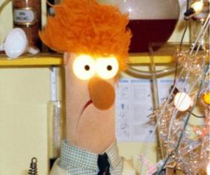 Puzle Beaker fazendo um experimento no laboratório do Muppets