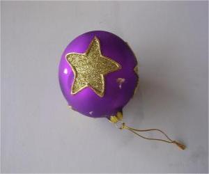 Puzle Bola decorado e pronto para pendurar na árvore de Natal