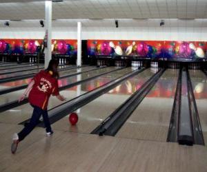 Puzle Boliche ou bowling - Jogadora de boliche jogando a bola em direção aos pinos