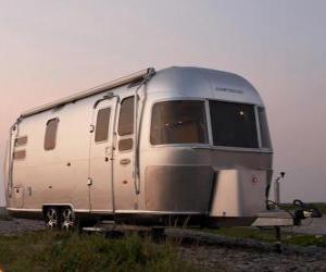 Puzle Caravana. Mobile home, reboque fechado que é puxado pelo outro veículo