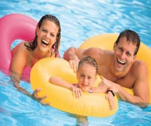 Puzle Casal jovem com sua filha na piscina