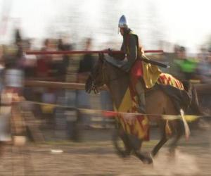 Puzle Cavaleiro lançando um ataque rápido contra o inimigo com a lança, a cavalo