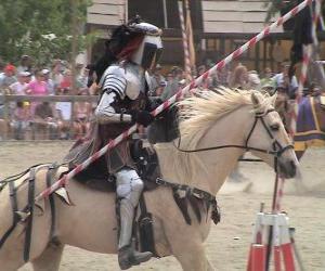 Puzle Cavaleiro na armadura e com sua lança pronta montado em seu cavalo também protegido com armadura