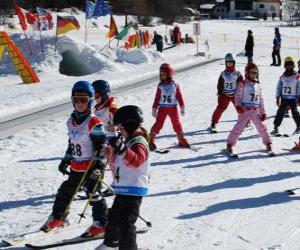 Puzle Cena típica do inverno com as crianças esquiam na montanha