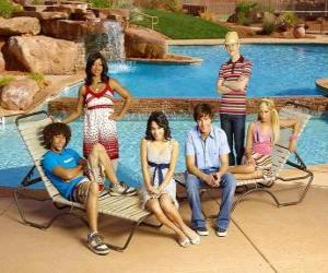 Puzle Chad (Corbin Bleu), Taylor (Monique Coleman), Gabriella Montez (Vanessa Hudgens), Troy Bolton (Zac Efron), Ryan Evans (Lucas Grabeel), Sharpay Evans (Ashley Tisdale) o lado de praia