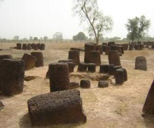 Puzle Círculos de pedra da Senegâmbia, incluem 93 círculos de pedra e túmulos numerosos. Senegal e Gâmbia.