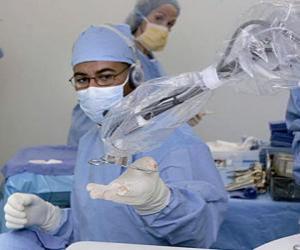 Puzle Cirurgião preparado para operar em um paciente na sala de operação ou sala cirúrgica