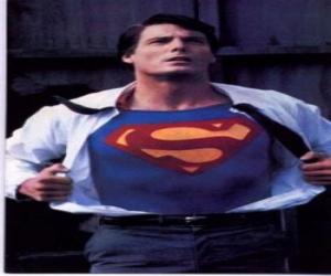 Puzle Clark Kent se tornando Superman com seu uniforme azul e vermelho para lutar pela justiça