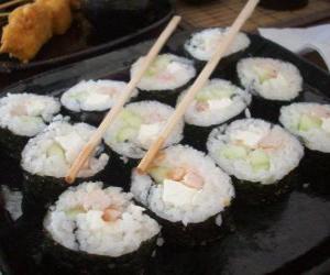 Puzle Comida japonesa com os pauzinhos, é conhecido como maki pois é sushi enrolado com algas