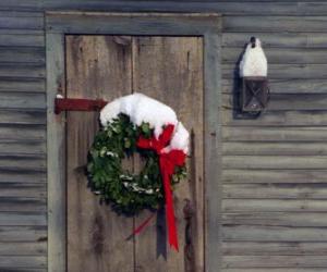 Puzle Coroa de Natal pendurada na porta de uma casa