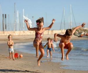 Puzle Crianças brincando na praia