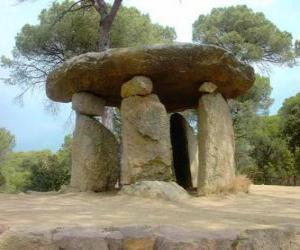 Puzle Dólmen ou Anta, construção de pedra do Neolítico em forma de grande mesa de pedra