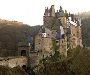 Puzle Enorme castelo cercado por bosques