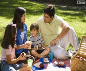 Puzle Família fazendo um piquenique no parque