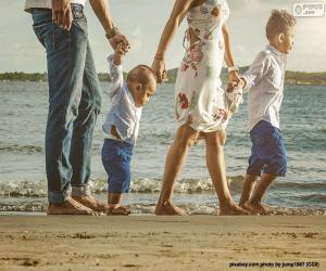 Puzle Família passeante ao longo da praia