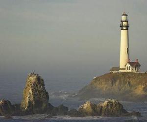 Puzle Farol e da casa de farol, uma torre com uma luz forte no alto junto à costa para a navegação de navios - Pigeon Point -